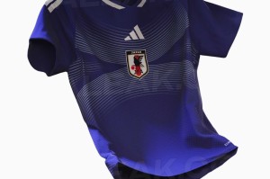 日本队26世界杯主场球衣谍照曝光：海洋蓝色调点缀银灰线条